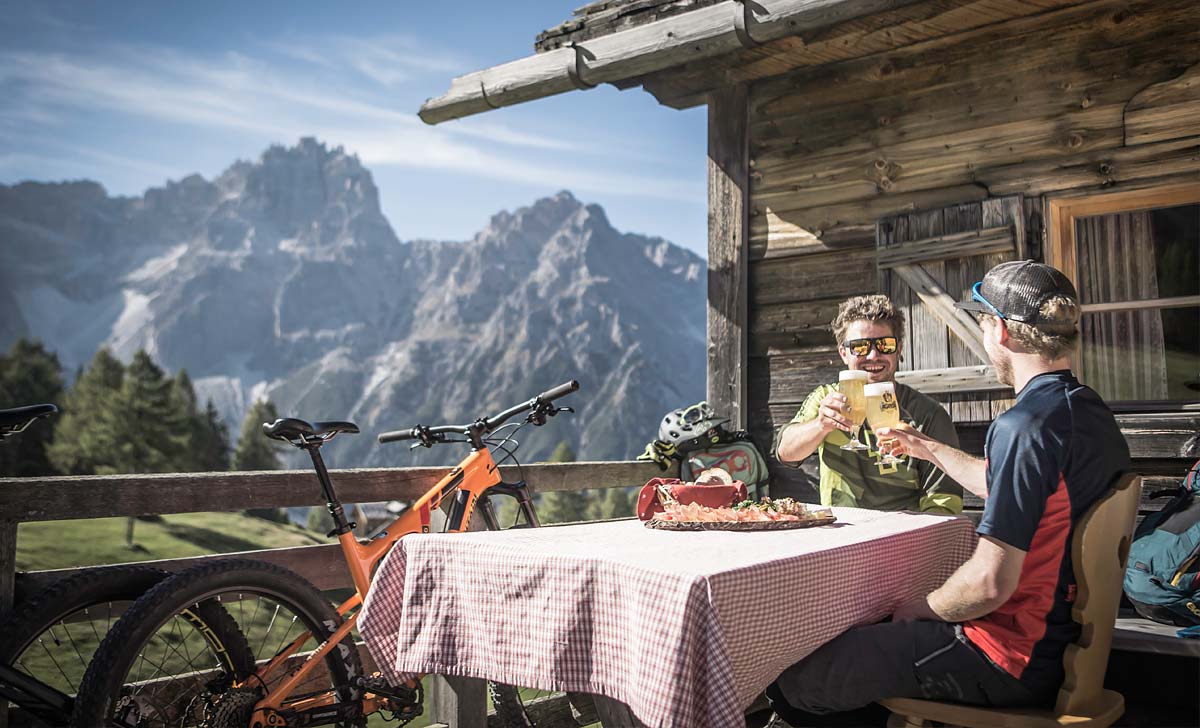 Mountainbiken auf alpinen Wegen in Sexten