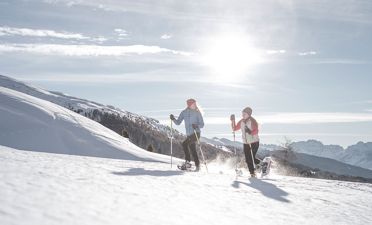 Winterwandern durch die verschneite Landschaft im Fischleintal